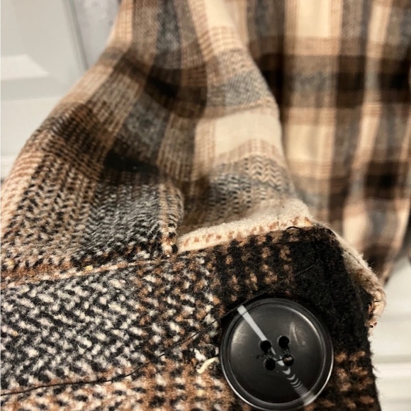 Small shacket new with out tags. - Picture 4 of 5